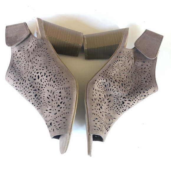 BIG BUDDHA Faux Suede Laser Cut-out Peep Toe Open Back Block Heel Sandal Size 8 - Picture 10 of 13